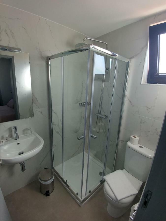 Baixinho Guest House วีลาปรายา เด อันโกรา ภายนอก รูปภาพ